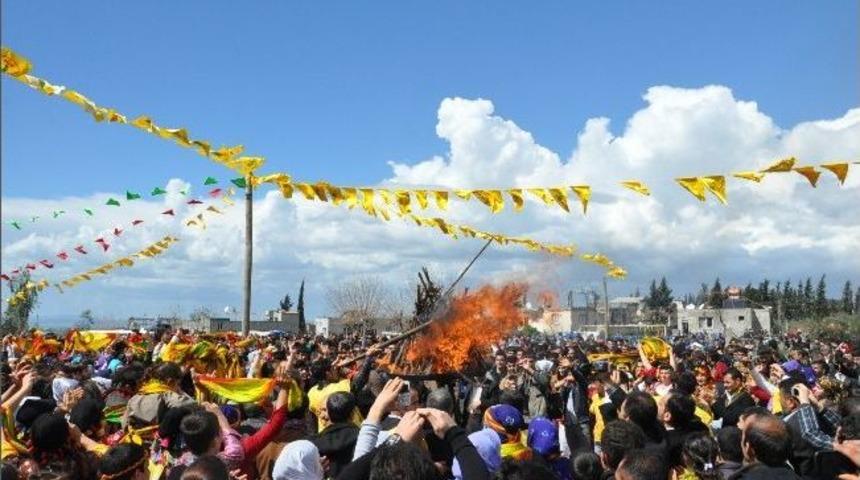 Polis Nevruz&rsquo;a Katılanlara Şeker, Balon Ve Top Dağıttı
