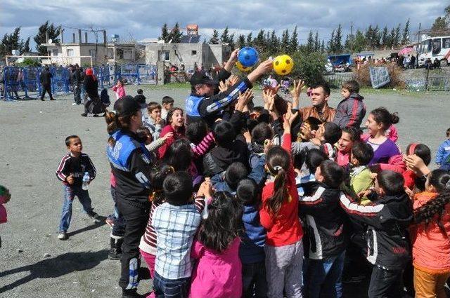 Polis Nevruz’a Katılanlara Şeker, Balon Ve Top Dağıttı