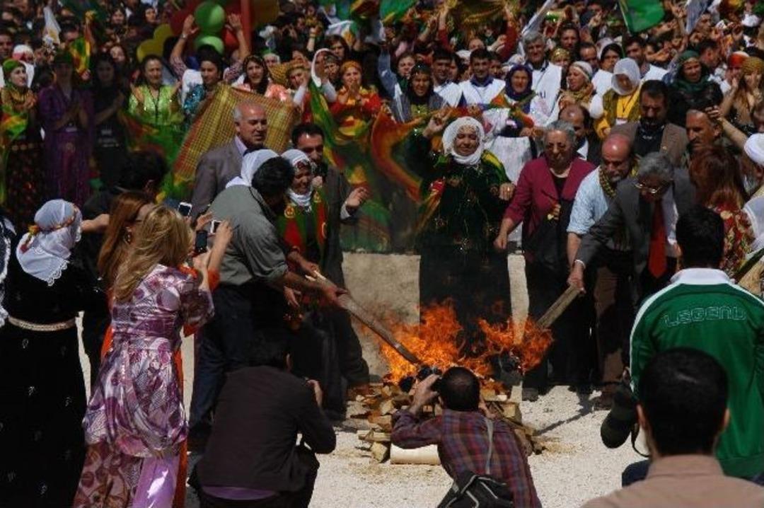 Mersin'de Coşkulu Nevruz Kutlaması