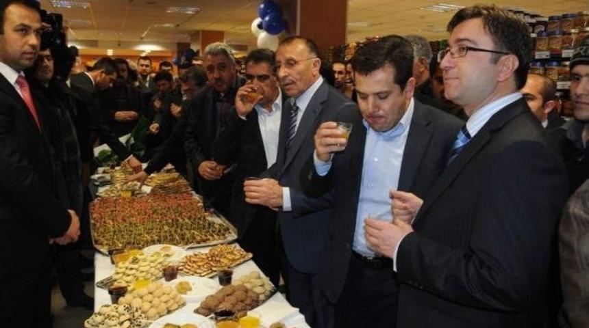 Van Vali Yardımcısı Y&uuml;zer Ranss Alışveriş Merkezinin A&ccedil;ılışına Katıldı