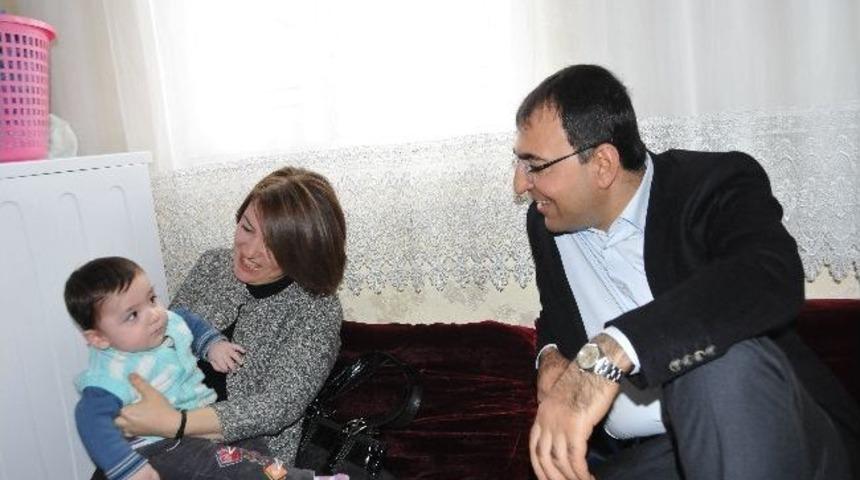 Vali Toprak Eşiyle Birlikte Yoksul Ve Hasta Aileleri Evlerinde Ziyaret Etti