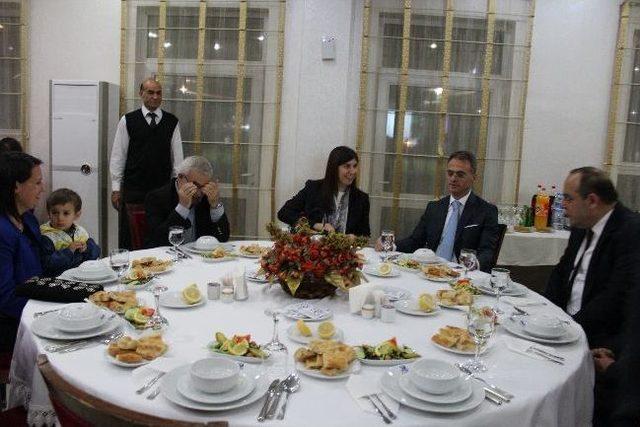 Ak Parti Diyarbakır Milletvekili Mine L&ouml;k Beyaz Dernek Ve Yurt Ziyaretinde Bulundu 1