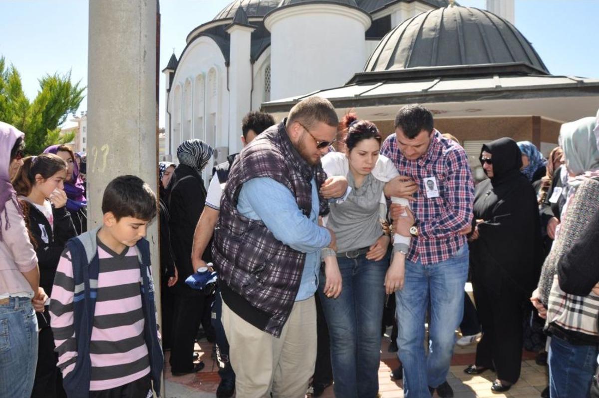 Balkondan D&uuml;şerek Hayatını Kaybeden Polis Memuru, Toprağa Verildi
