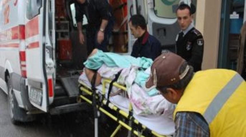 Boz&uuml;y&uuml;k'te Trafik Kazası: 2 &Ouml;l&uuml;, 3 Yaralı