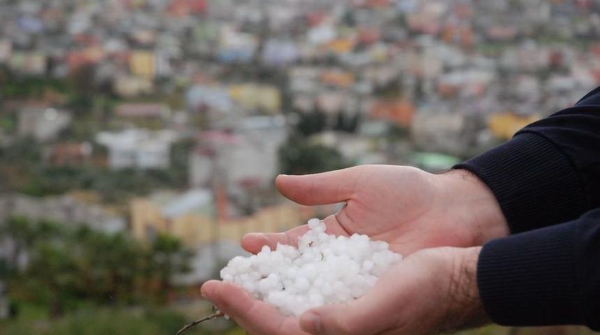 Kozan'da Dolu Yağışı Etkili Oldu