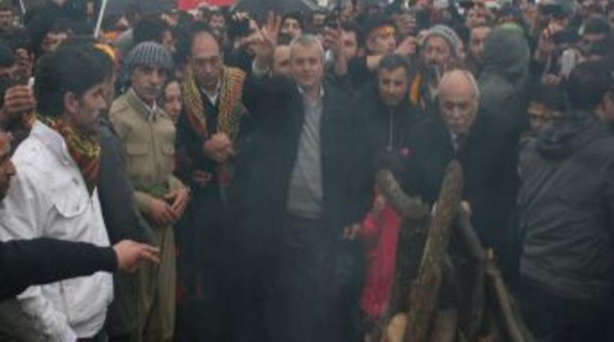 Bursa'da Yağmur Altında Ger&ccedil;ekleştirilen Nevruz Mitingi Olaysız Bitti