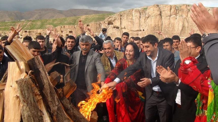 Batman&rsquo;ın Ilk Nevruz Ateşi Hasankeyf&rsquo;te Yakıldı