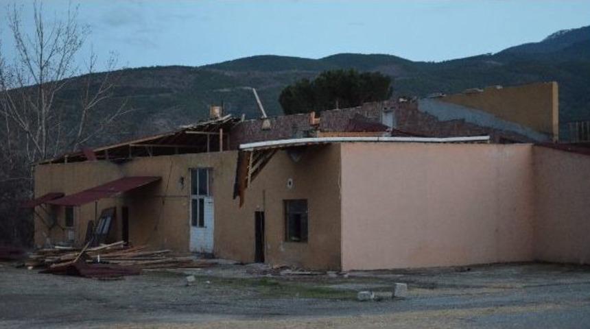 Fırtına Kargı'da Akaryakıt İstasyonunun &Ccedil;atısı U&ccedil;urdu