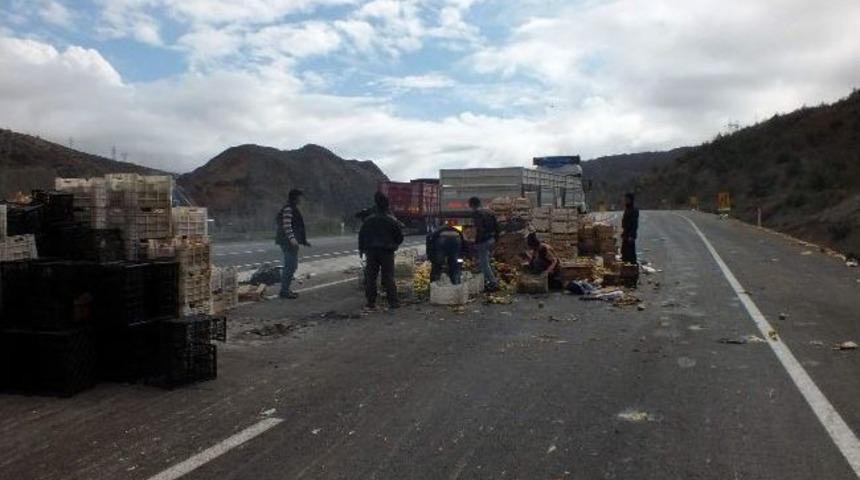 Koyulhisar&rsquo;da Meyve Y&uuml;kl&uuml; Kamyon Devrildi:1 Yaralı