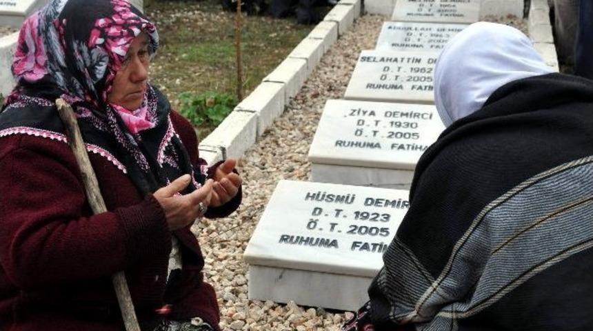 Koyulhisar&rsquo;da Heyelanda Toprak Altında Kalanlar Anıldı