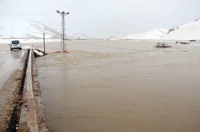 Y&uuml;ksekova&rsquo;da Nehil Deresi Taştı 2
