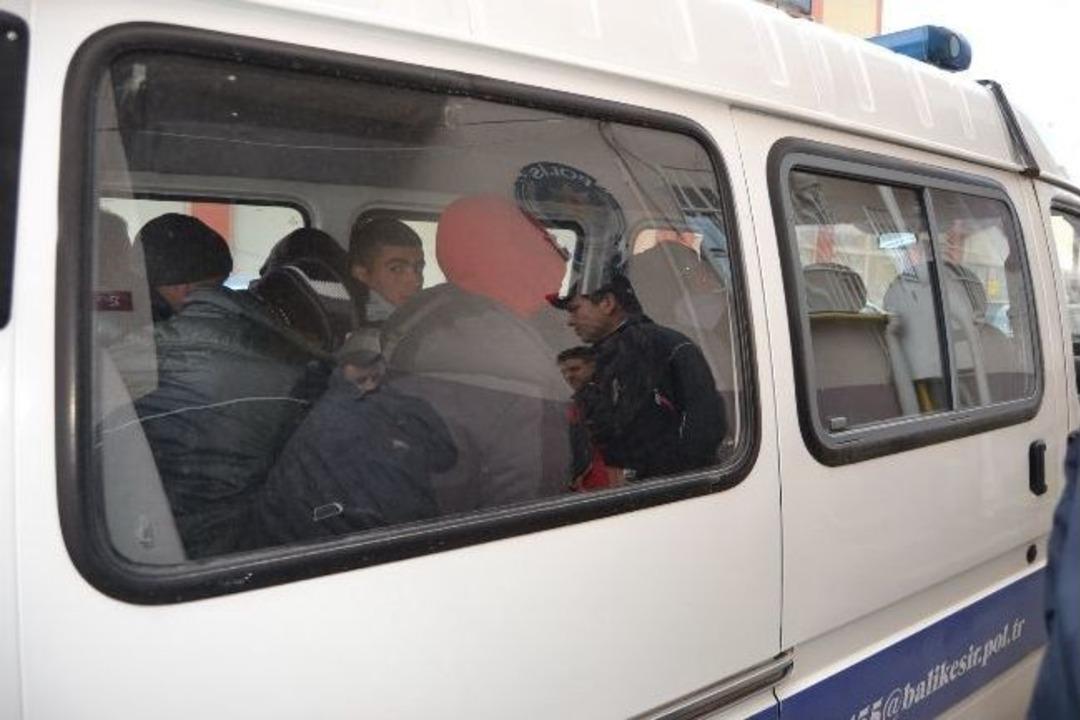 (&ouml;zel Haber) M&uuml;lteciler Chp'li Kadın Kolları Başkanının Aracına &Ccedil;arptı