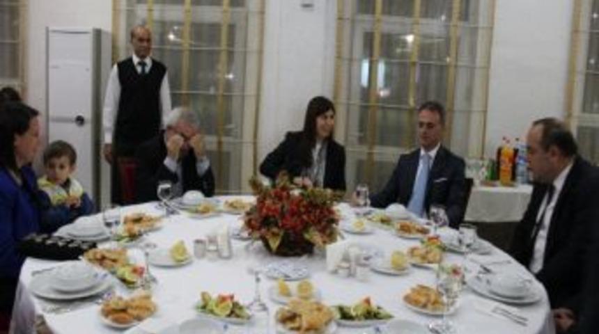 Milletvekili Beyaz Diyarbakır&rsquo;a Gelen &Ouml;ğrenci Meclis Temsilcileri İle Bir Araya Geldi