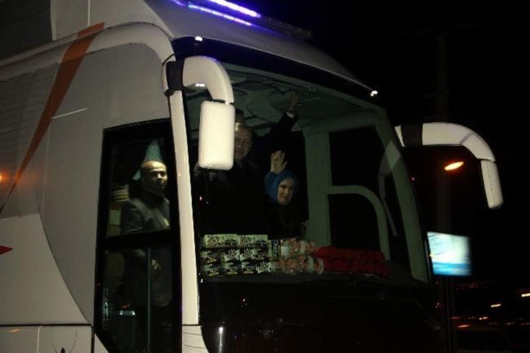 Başbakanı Bekleyen &Ccedil;ocukların Oyuncak İzdihamı