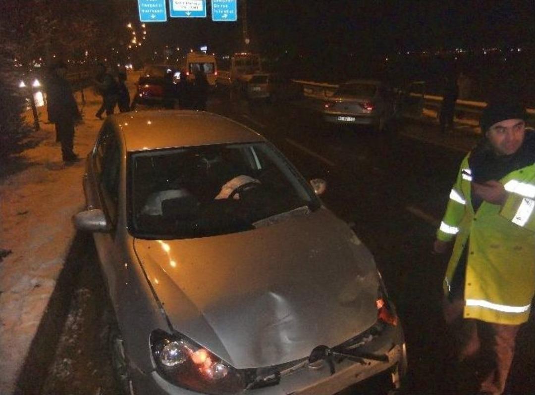K&uuml;tahya'da Zincirleme Trafik Kazası: 3 Yaralı