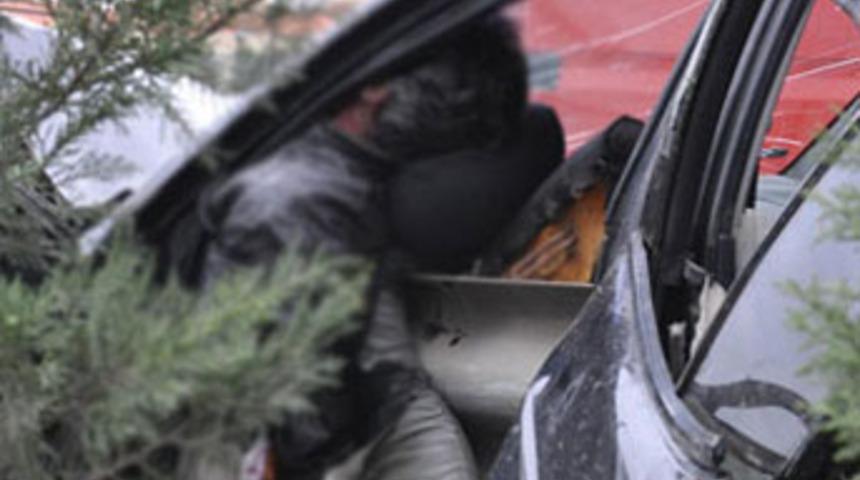 Otomobil bariyerlere &ccedil;arptı: 1 &ouml;l&uuml;, 1 yaralı