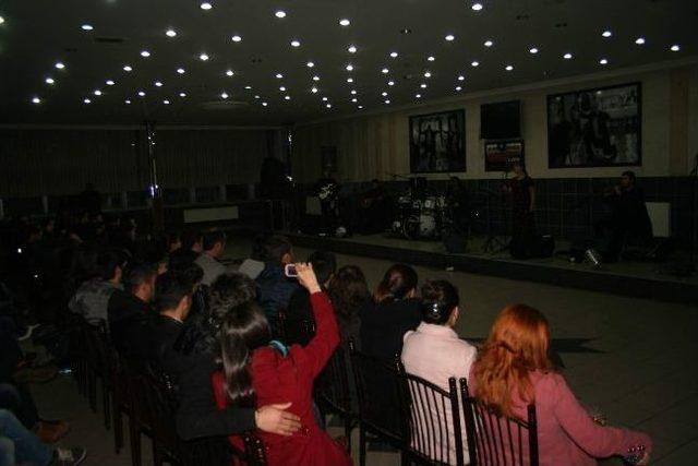 Kars&rsquo;ta İlkay Akkaya Konseri İlgi G&ouml;rmedi 1