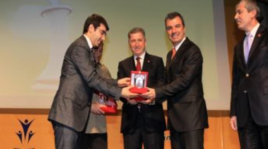 Gen&ccedil;lerden Kavuncu&rsquo;ya Onur &Ouml;d&uuml;l&uuml;