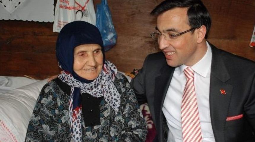 Asırlık G&uuml;lhatun Nineye Anlamlı Ziyaret