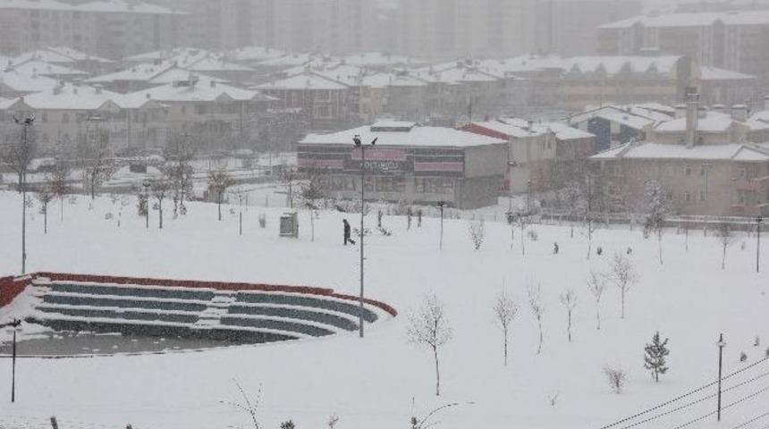 Erzurumlular G&uuml;ne Karla Uyandı