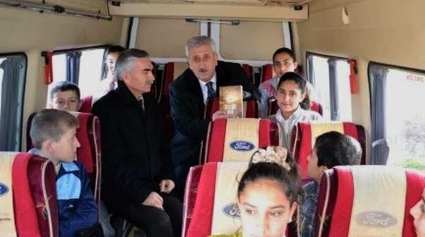 Taşımalı Eğitimde &Ouml;ğrenciler Serviste Kitap Okuyor