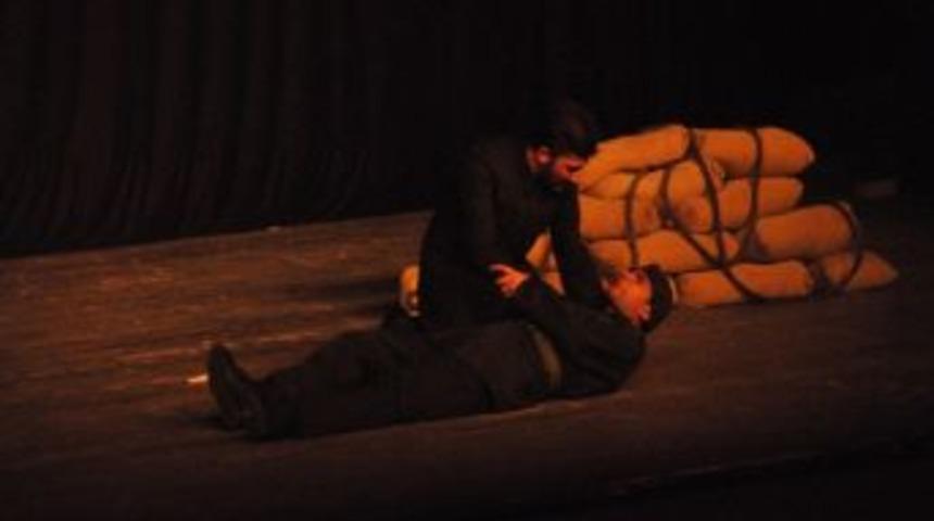 &ldquo;bir Nefeste &Ccedil;anakkale&rdquo; Tiyatrosu B&uuml;y&uuml;k İlgi G&ouml;rd&uuml;