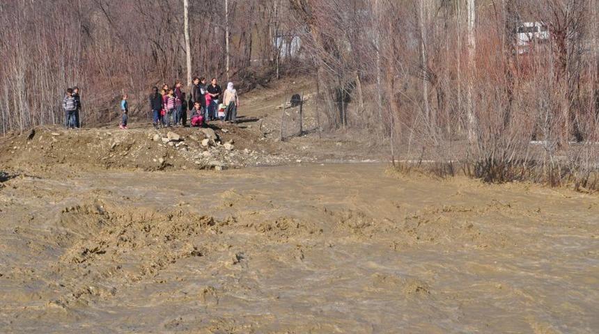 K&ouml;pr&uuml; Yıkılınca Vatandaşlar Mahsur Kaldı