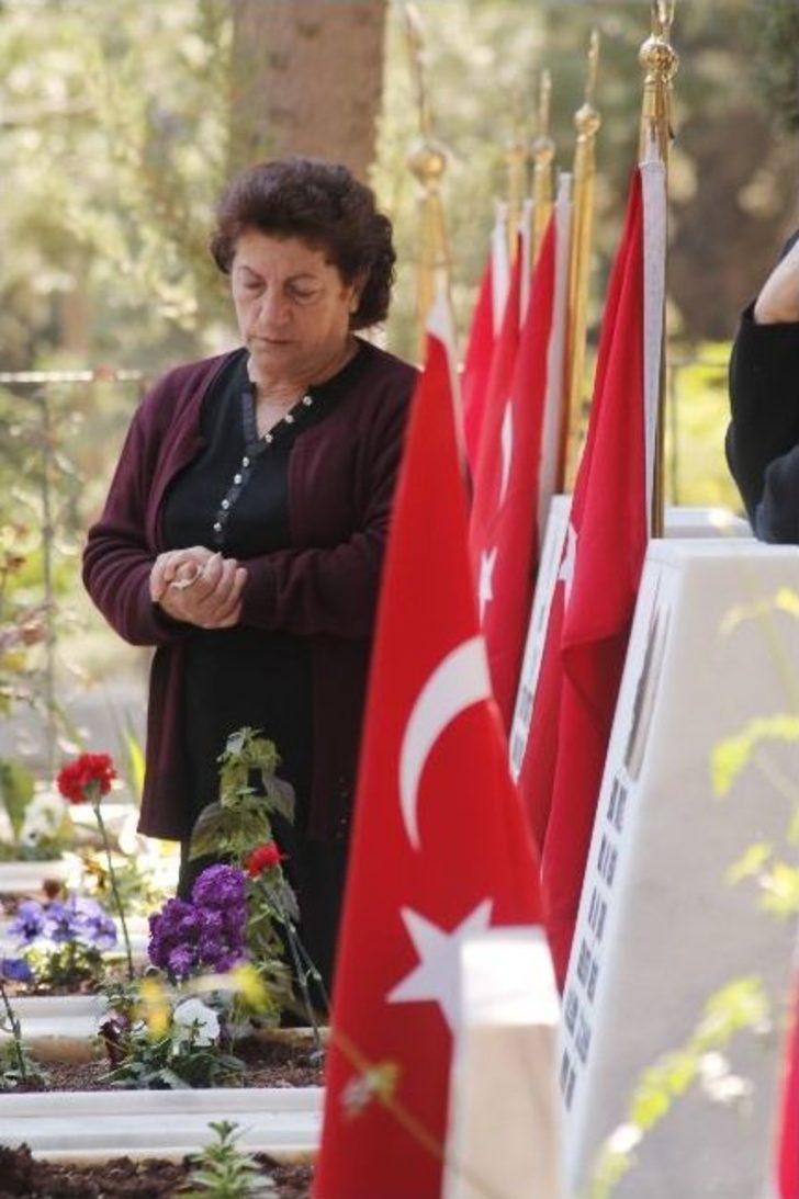 Mersin Şehitliğinde Hüzünlü Tören G2