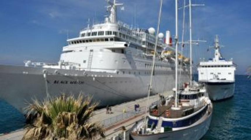 Kuşadası &Uuml;&ccedil; Kruvaziyerle Sezonu A&ccedil;tı