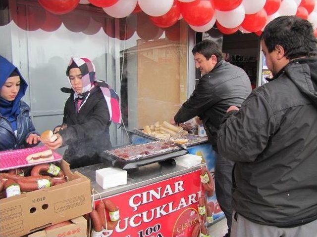 Alışveriş Merkezi Açılışında Ekmek Arası Sucuk Ve Lokma İkramı