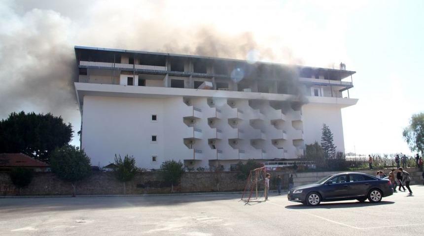 Otel Yangınında 3 Iş&ccedil;i Dumandan Hastanelik Oldu