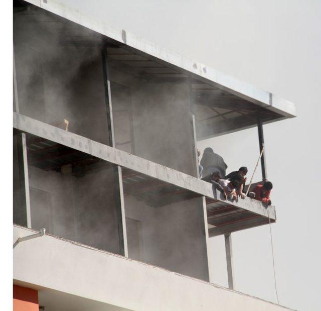 Otel Yangınında 3 Iş&ccedil;i Dumandan Hastanelik Oldu 1