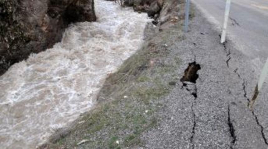 Tunceli-Erzincan Yolunda &Ccedil;&ouml;kme Oldu