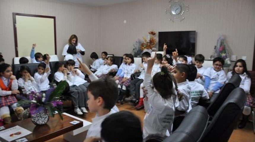 Miniklerden Sağlık M&uuml;d&uuml;r&uuml; Nail Umay&rsquo;a Ziyaret