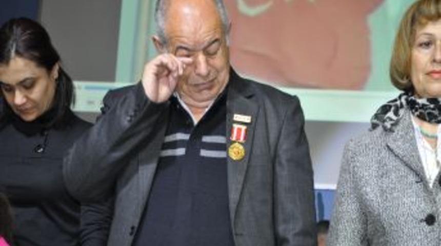 Şehit Polisin Babası Devlet &Ouml;v&uuml;n&ccedil; Madalyası'nı Alırken G&ouml;zyaşlarını Tutamadı