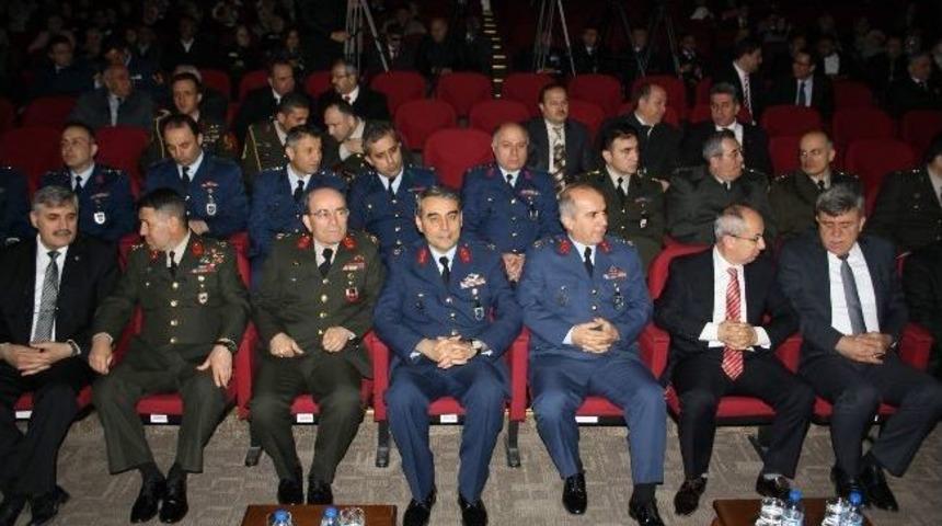 Şehit Yakınlarına Ve Gazilere Devlet &Ouml;v&uuml;n&ccedil; Madalyası Verildi