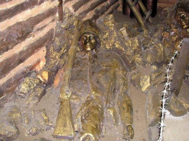 Atık Malzemelerden &Ccedil;anakkale Şehitliği Anıtı 3