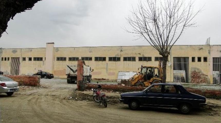 Salihli Şehir Stadının Duvarları Yenileniyor