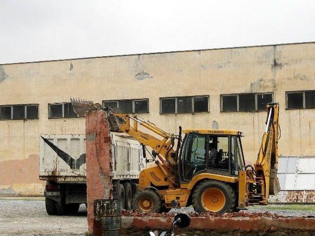 Salihli Şehir Stadının Duvarları Yenileniyor