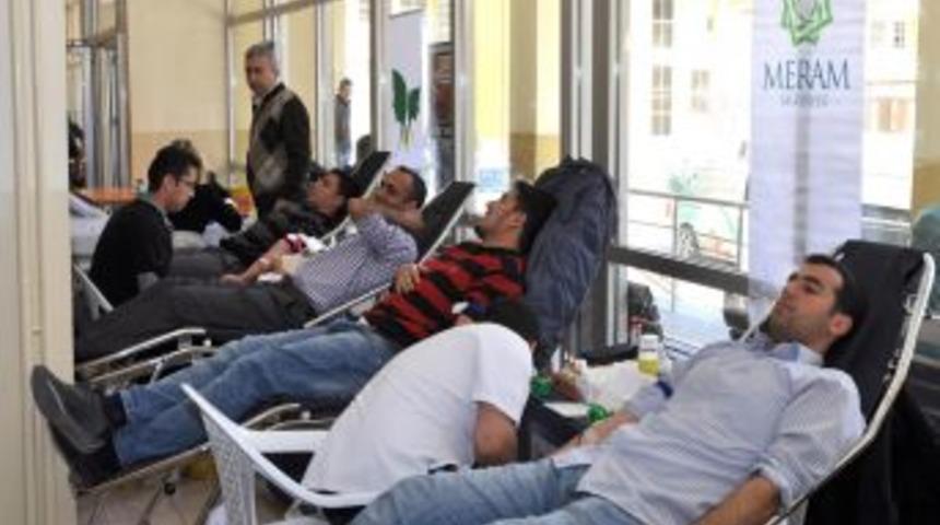 &Uuml;niversite &Ouml;ğrencilerinden Kan Bağışı Kampanyasına Yoğun Ilgi