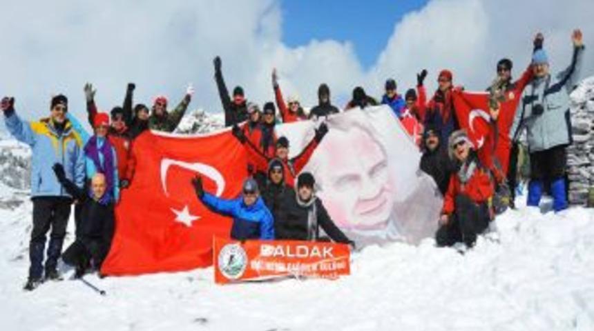 Balıkesirli Dağcılar Kazdağları'nın Zirvesinde &Ccedil;anakkale Şehitlerini Andı