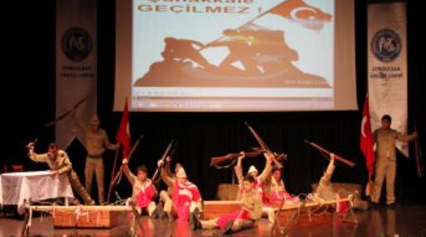 &Ouml;ğrencilerin Tiyatrosu Uzun S&uuml;re Ayakta Alkışlandı