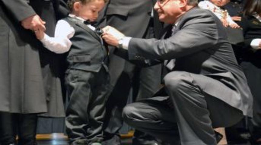 Minik Emre'nin Asker Selamı Salondakileri Ağlattı