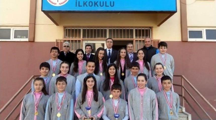 İş Adamından, Yarı Finale Y&uuml;kselen &Ouml;ğrencilere Yemek Jesti