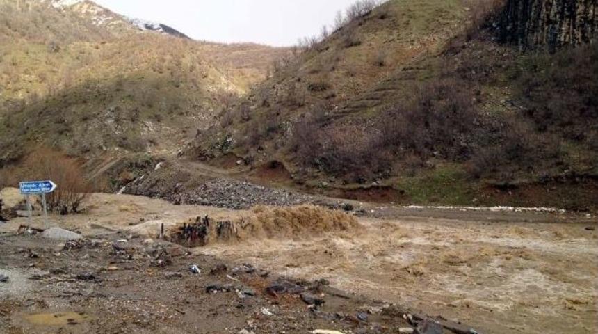 Sel Suları K&ouml;y Yollarını Kullanılamaz Hale Getirdi