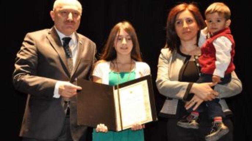 Şehit Yakınları Ve Gazilere Devlet &Ouml;v&uuml;n&ccedil; Madalyası