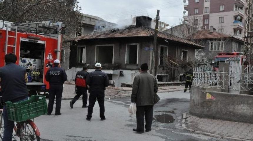 Terk Edilmiş Evin &Ccedil;atısı Yandı