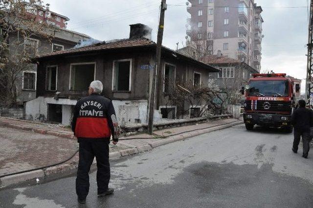 Terk Edilmiş Evin &Ccedil;atısı Yandı 1