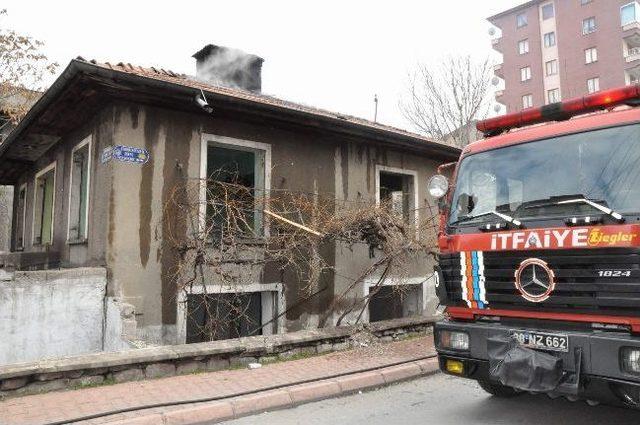 Terk Edilmiş Evin &Ccedil;atısı Yandı 2