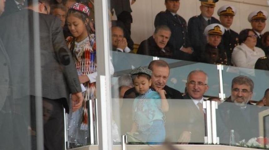 Doğu T&uuml;rkistanlı K&uuml;&ccedil;&uuml;k M&uuml;cahit Başbakanı Duygulandırdı